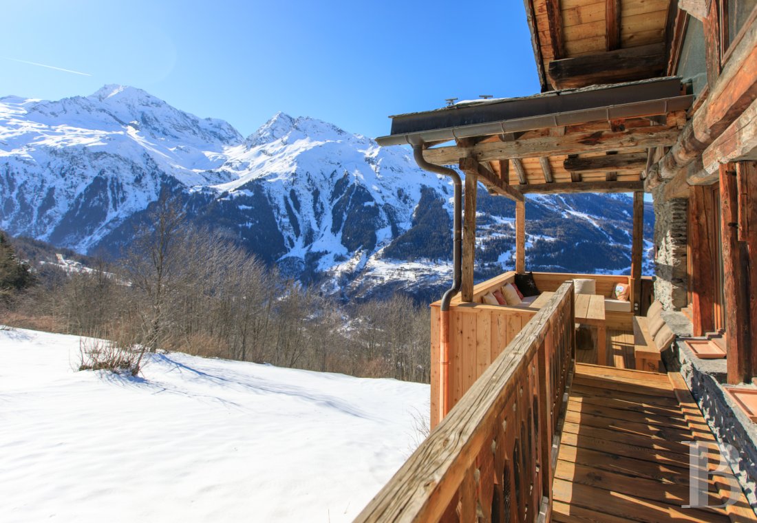 En Savoie, dans un hameau de la vallée de la Tarentaise, un grand chalet traditionnel rénové avec soin - photo  n°9